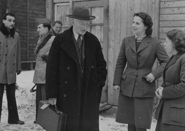 File:William Beveridge talking to Swiss Red Cross Workers, 1947.jpg