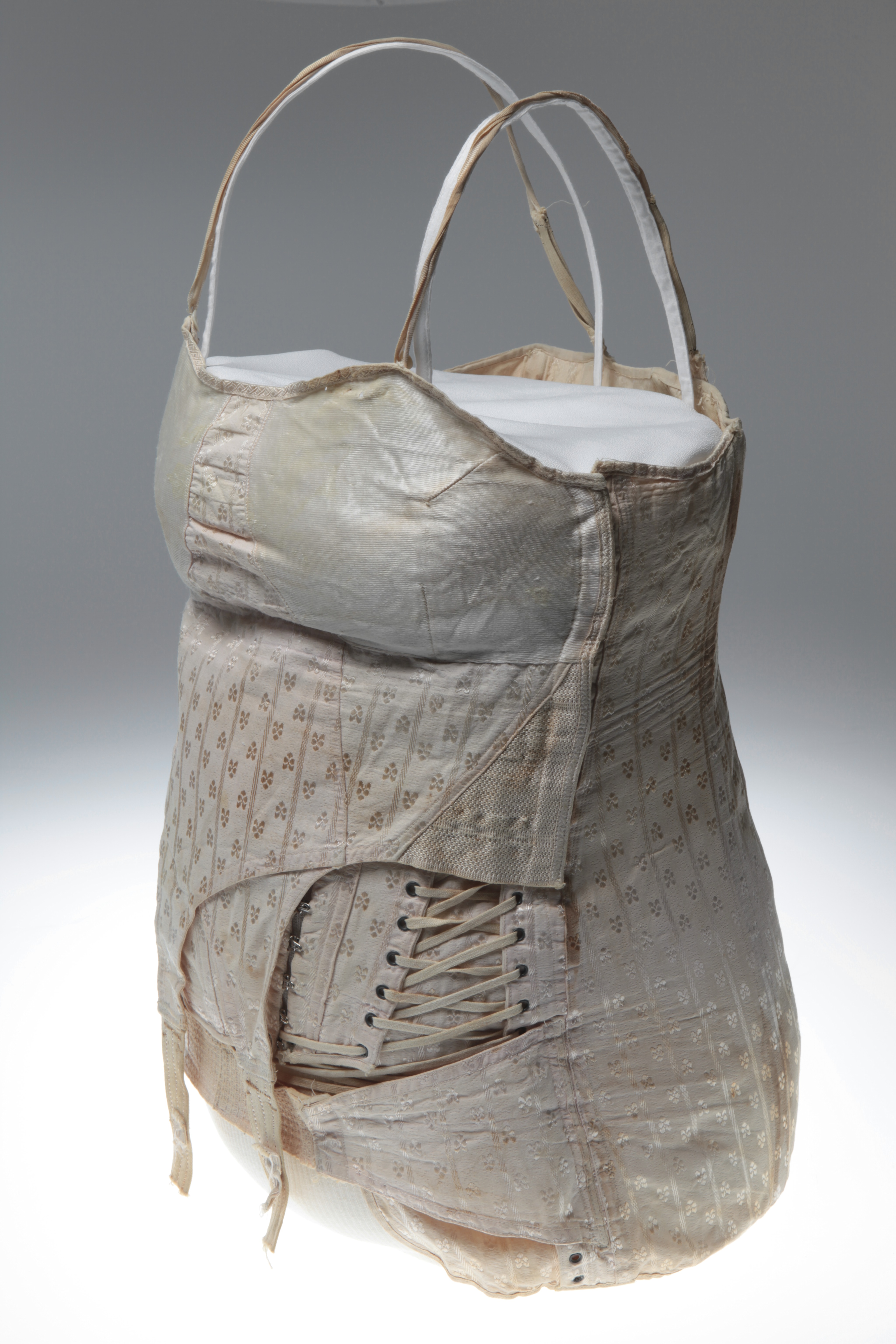 Check out this maternity corset 🔍 #museums #fashionhistory #periodcos