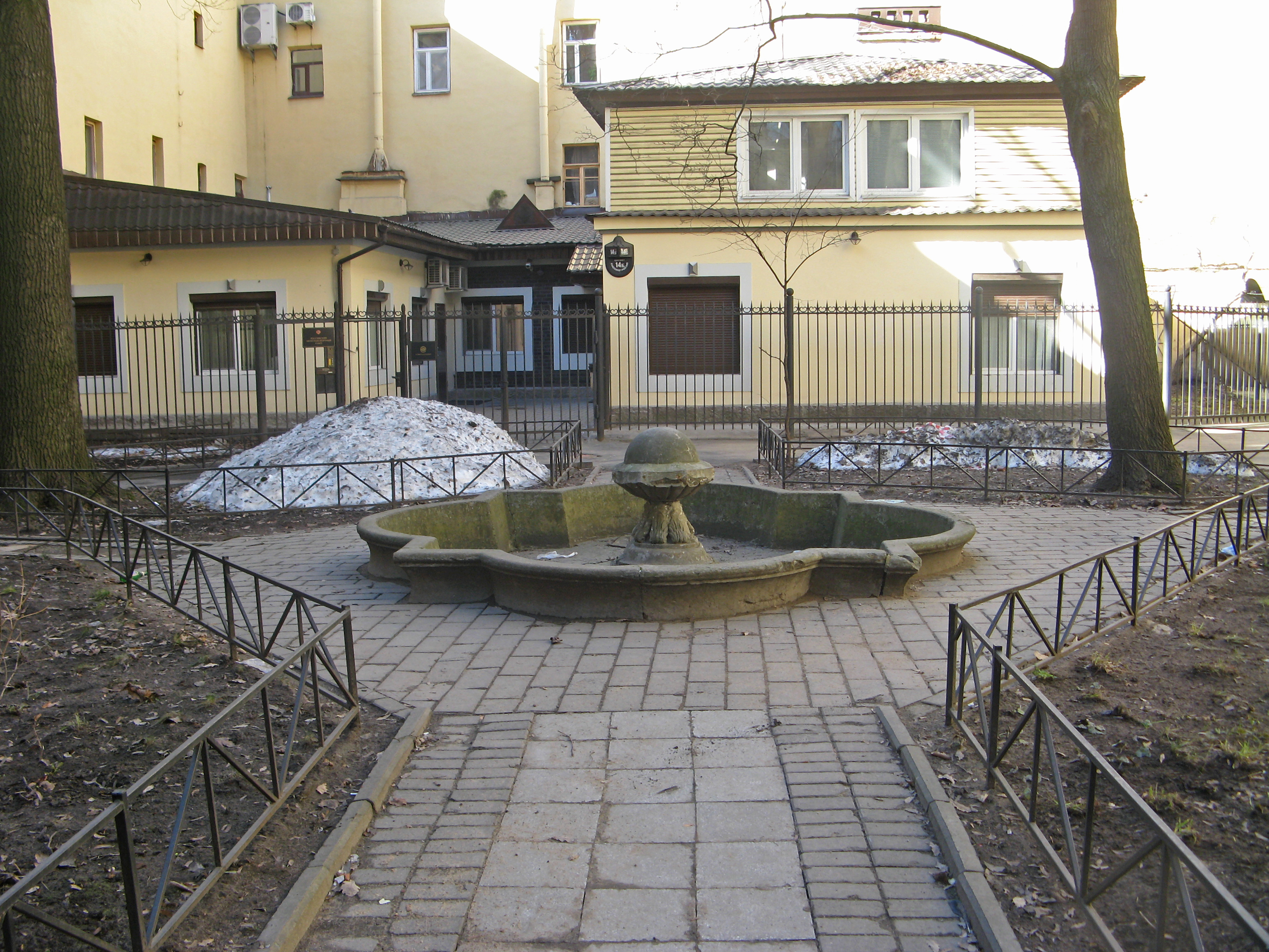 Дворовые фонтаны в Санкт-Петербурге