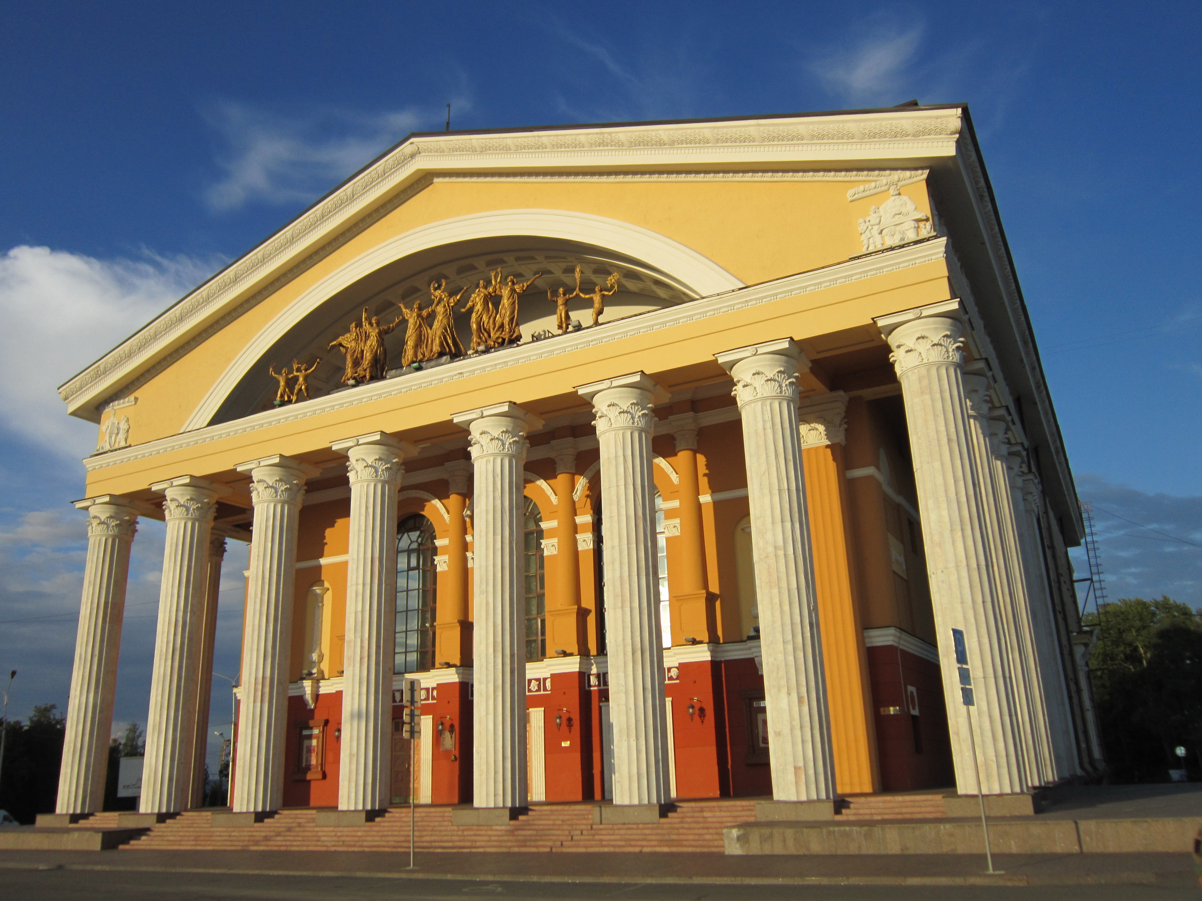 Театр петрозаводск. Здание музыкально-драматического театра (Петрозаводск). Музыкальный театр Республики Карелия Петрозаводск. Драматический театр Петрозаводск. Площадь Кирова Петрозаводск музыкальный театр.