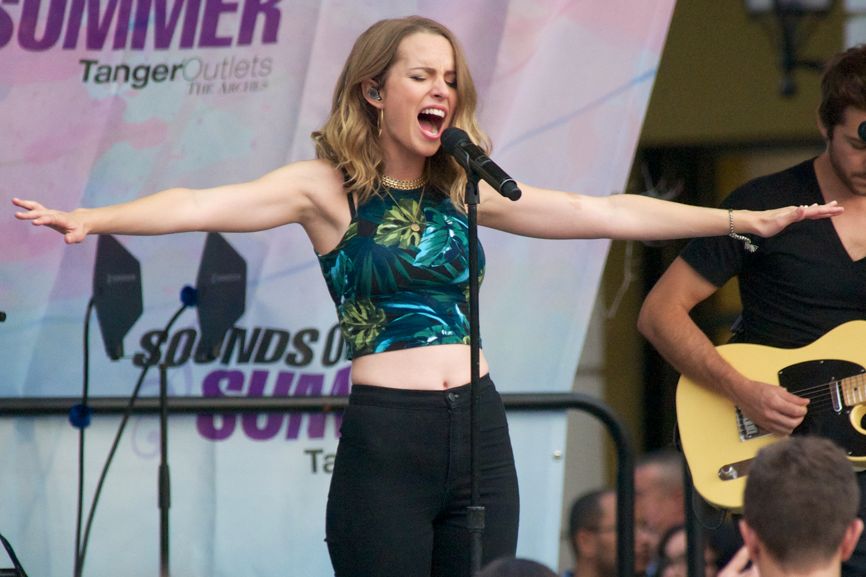 2014-0816 Bridgit Mendler (14789144887).jpg. 