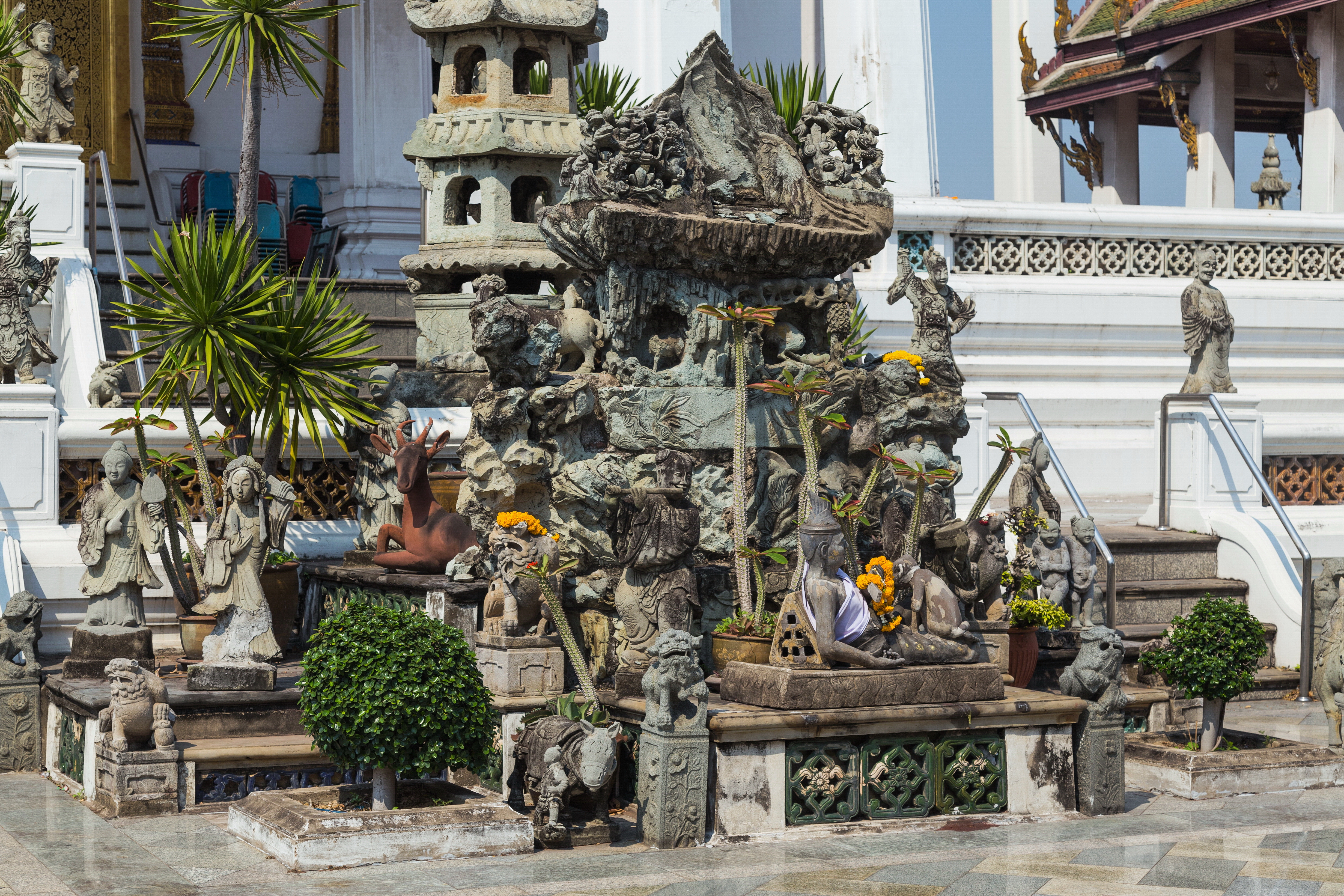 Ват Сутхат Бангкок. Статуэтки в храме ват Париват в Бангкоке. Wat Suthat thep Wararam. Бангкок 2016