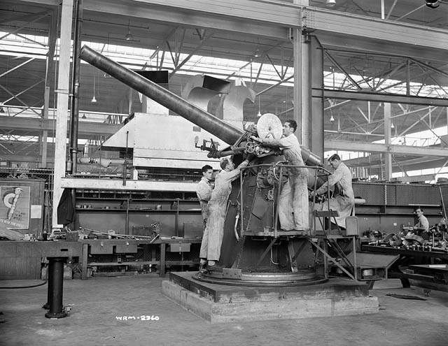 File:4 inch gun left side Dominion Engineering 1942 LAC 3196181.jpg