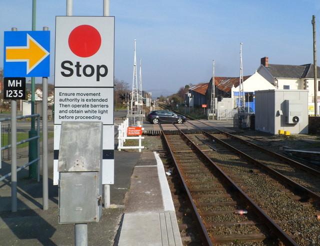 File:A view from the eastern end of Porthmadog railway station - geograph.org.uk - 2908814.jpg