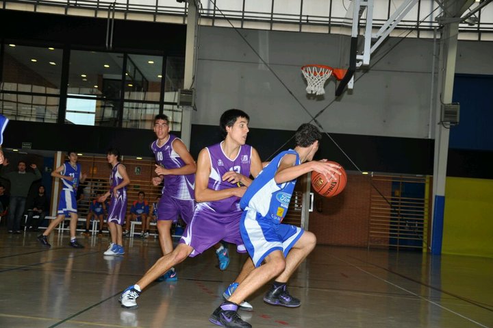 File:Andrés Hernández jugando al baloncesto.jpg