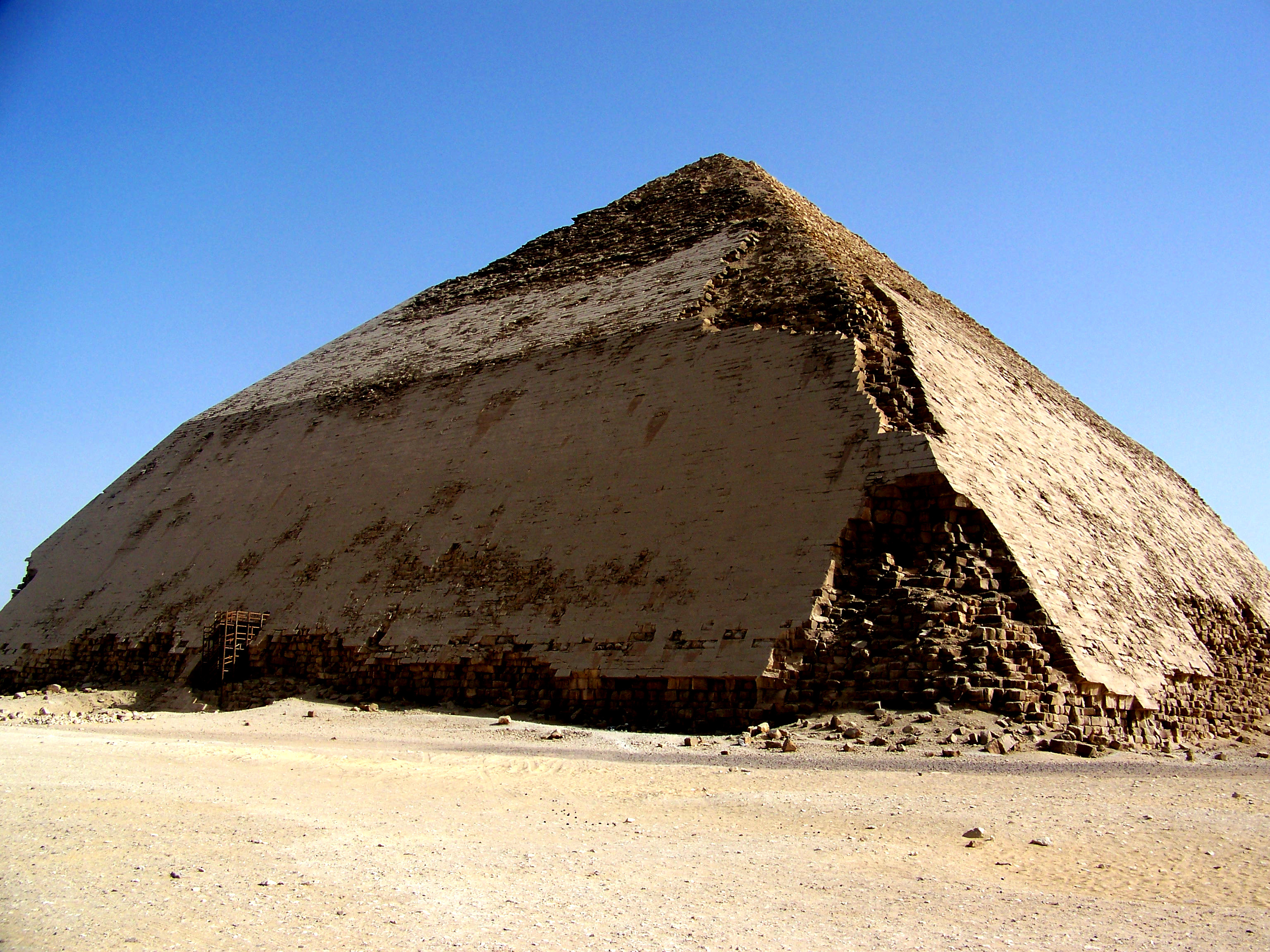 Разрушило пирамиду. Пирамида Снофру в Египте. Пирамида Снофру в Дашуре. Ломаная пирамида в Египте. Пирамиды Джосера и Снофру.