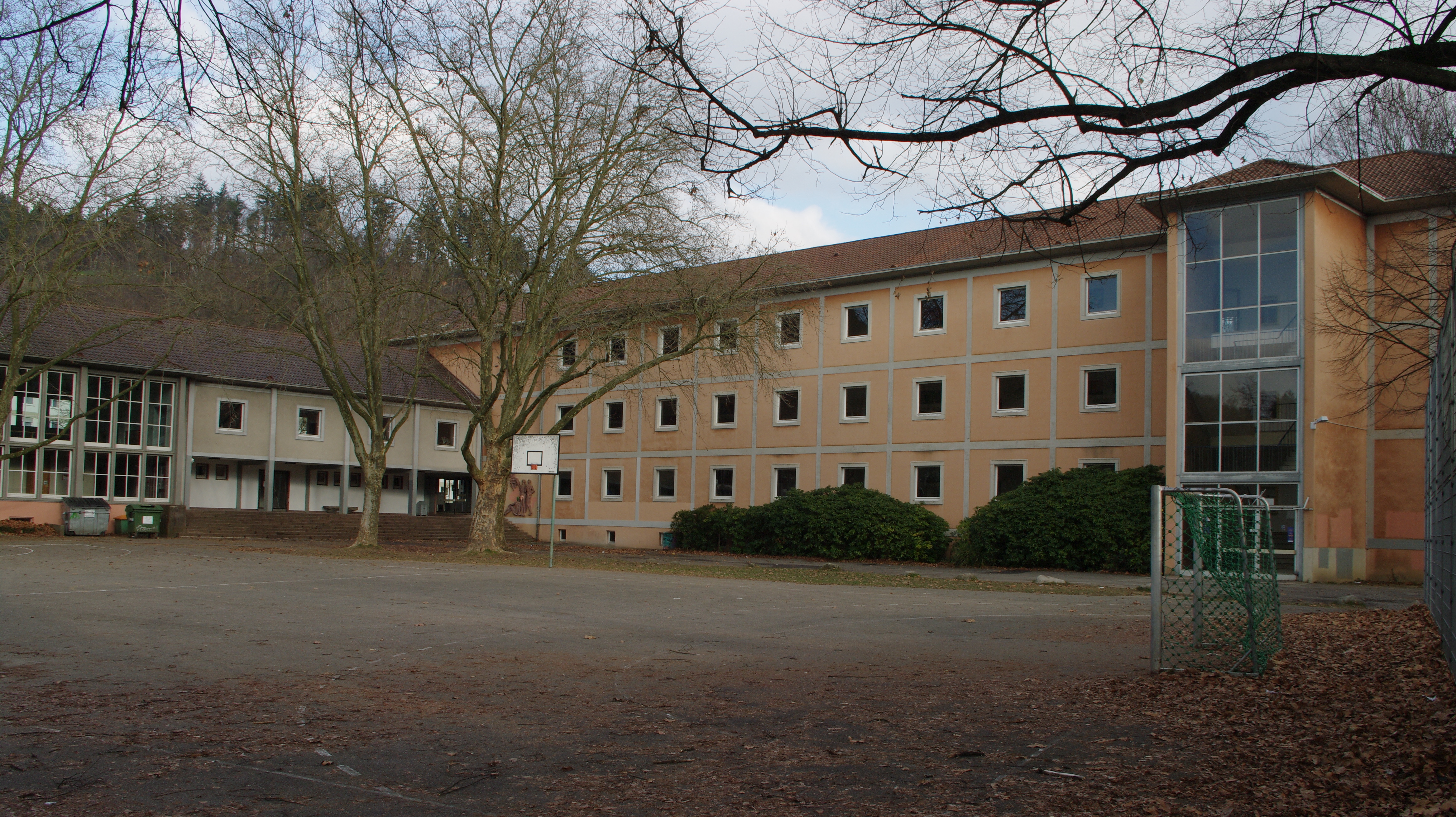 Blick auf den Haupteingang des Berthold Gymnasiums und den kleinen Schulhof mit Hartplatz