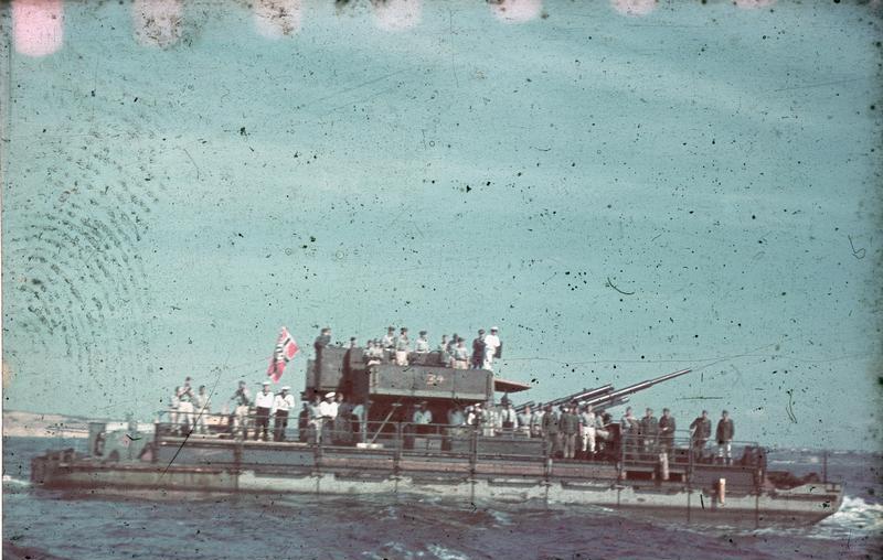 File:Bundesarchiv N 1603 Bild-054, Schwarzes Meer, Siebelfähre mit 8,8cm Flak.jpg
