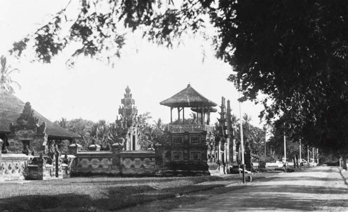 File:COLLECTIE TROPENMUSEUM Gebouwen behorende bij het museum van Denpasar TMnr 60018428.jpg