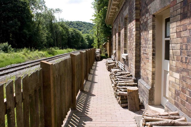 File:Coalbrookdale railway station platform side in 2009.jpg