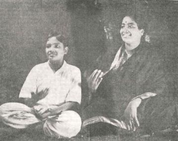 DK Pattammal (right) in concert with her brother, D. K. Jayaraman; circa early 1940s.