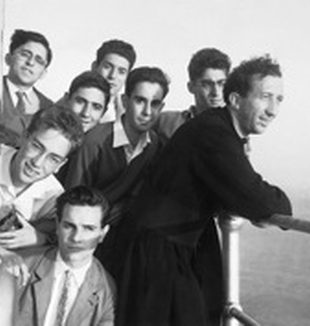 File:Don Giussani con i suoi allievi (Portofino, settembre 1955).jpg