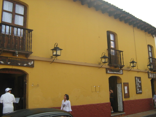 File:Edificio amarillo en San Cristobal de las Casas, Chiapas. - panoramio.jpg