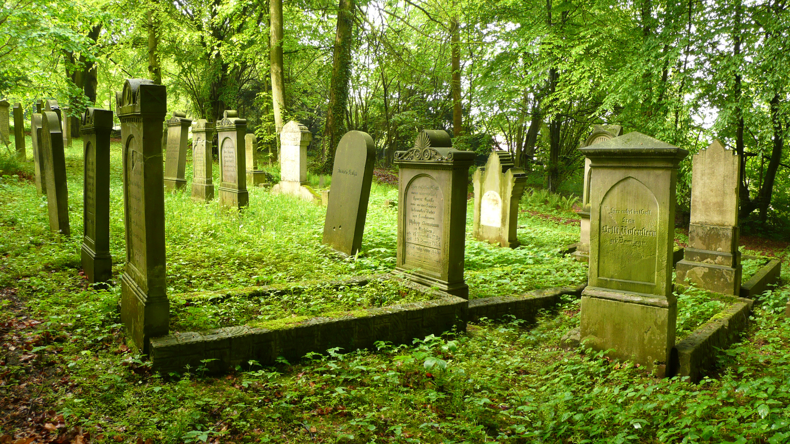 Gehrden jüdischer Friedhof Gräber.jpg