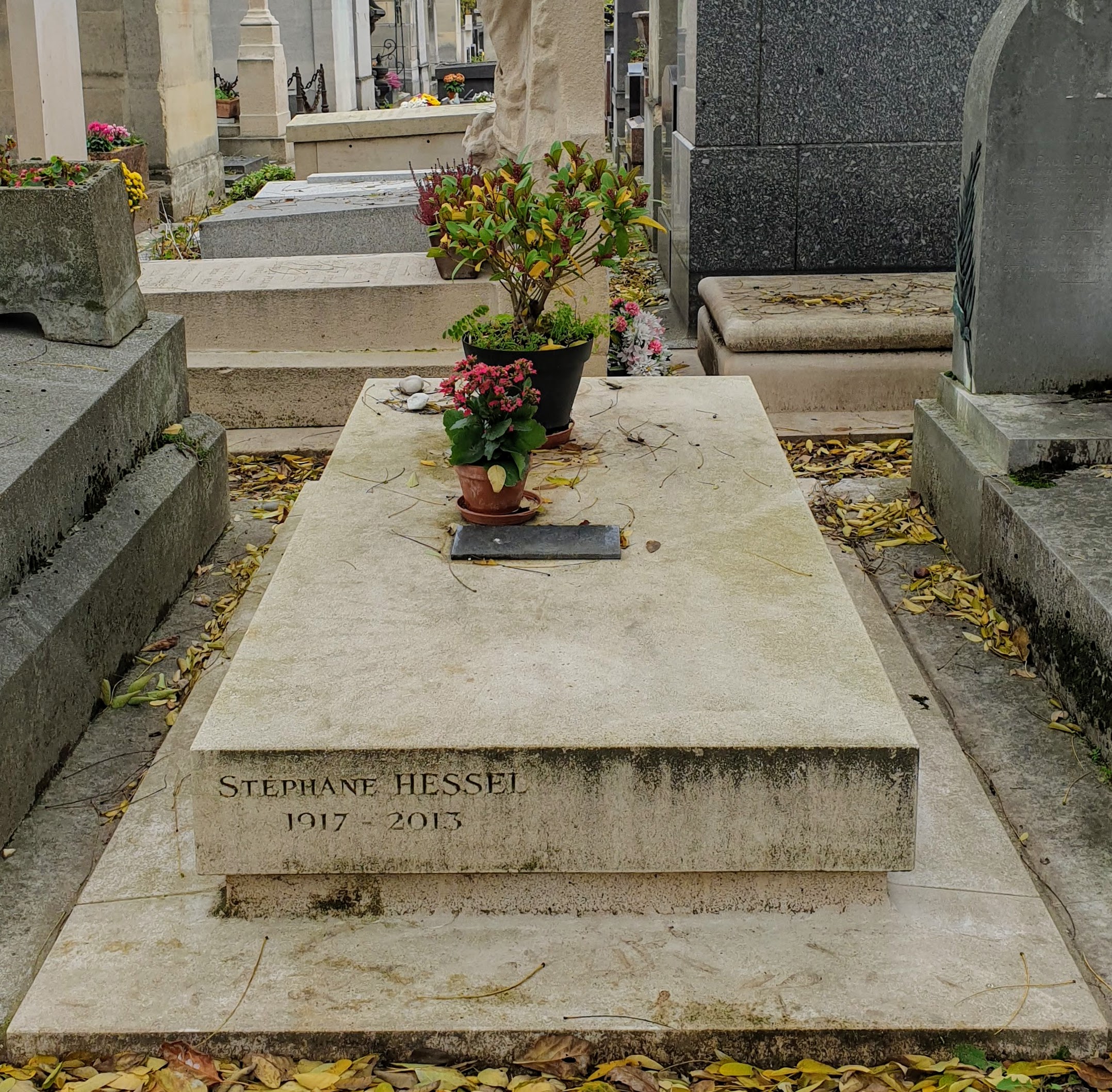 Grab von Stéphane Hessel auf dem Pariser Friedhof Montparnasse