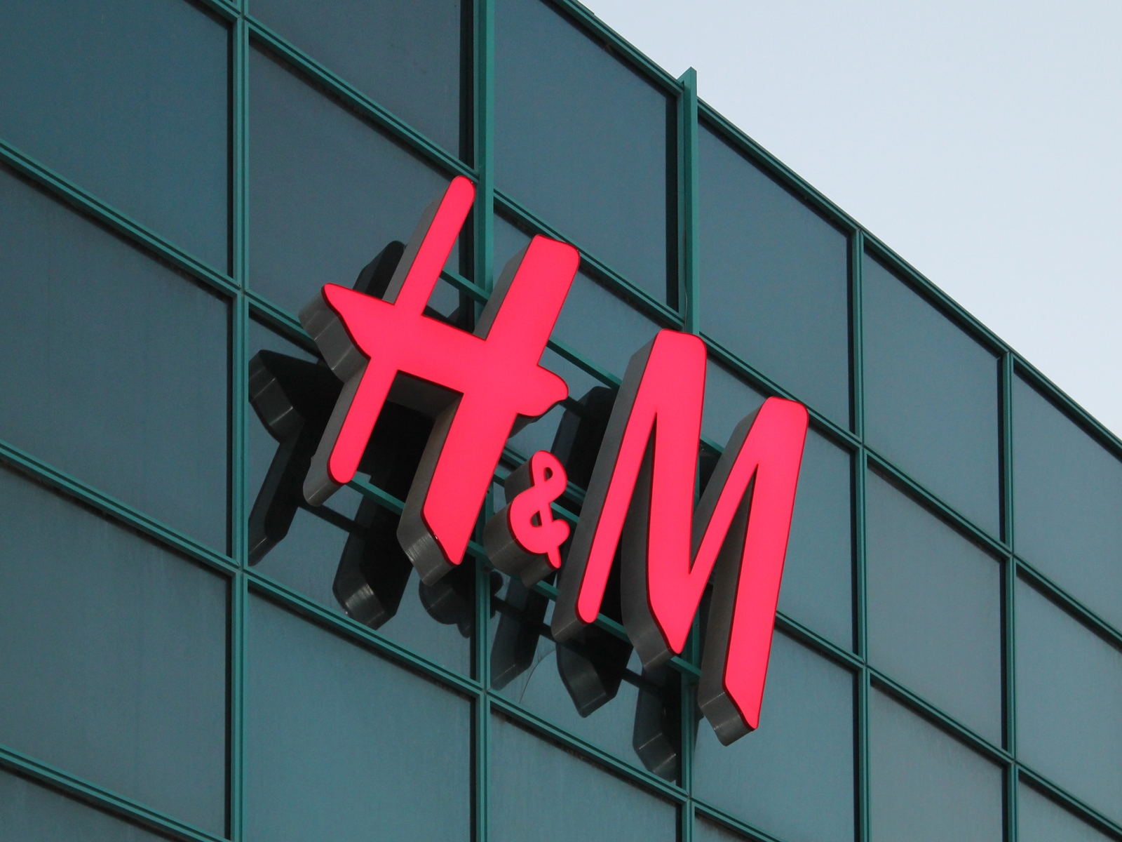 H m shop. H&M. HM логотип. H M магазин. Магазин н м.