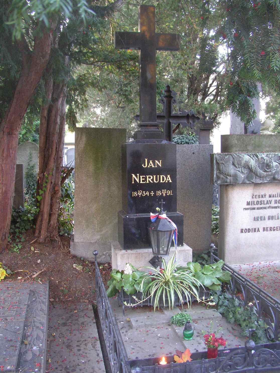 Tumba de Jan Neruda en el cementerio de [[Vyšehrad