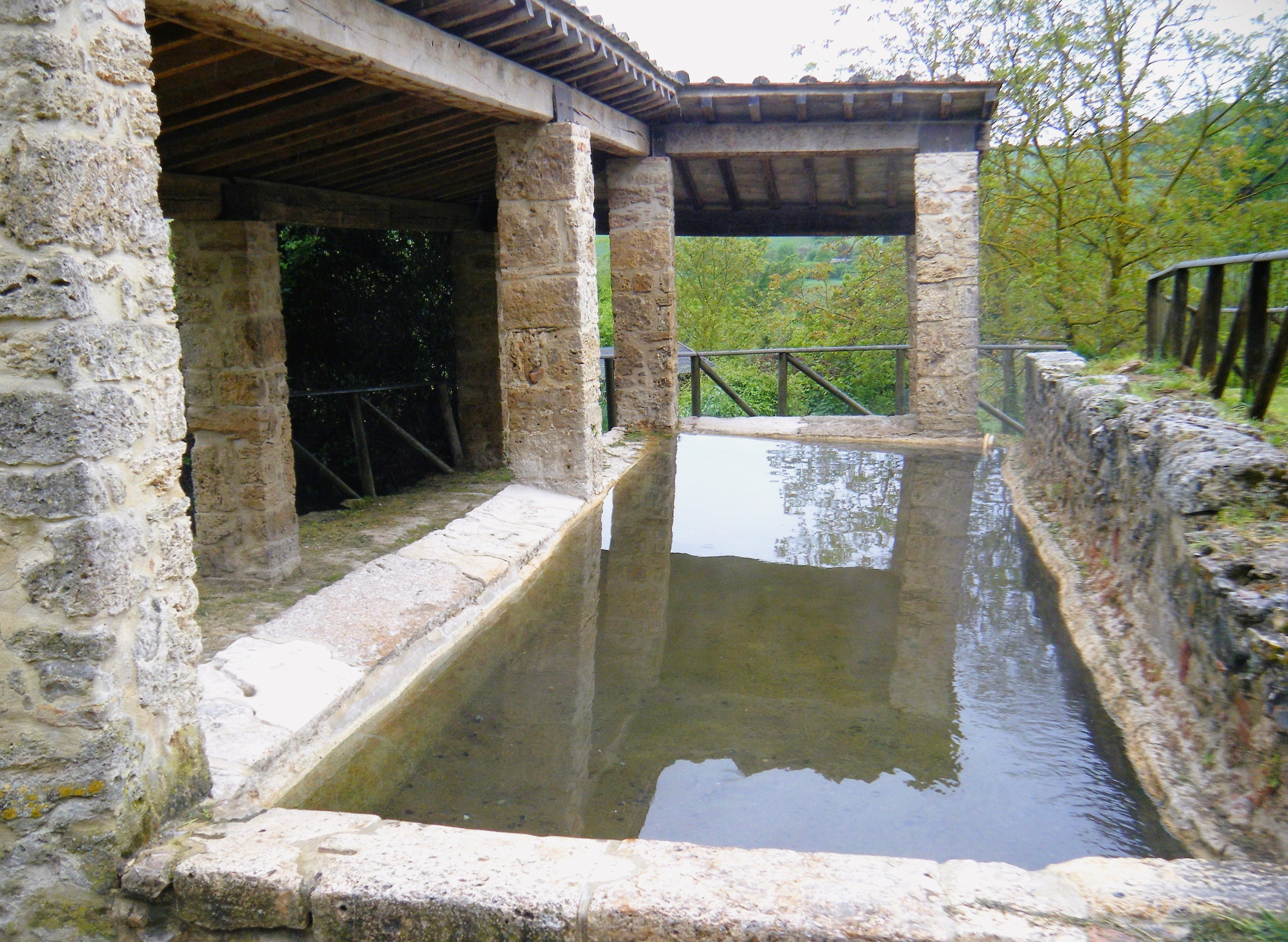 File:Lavatoio in antiche vasche termali.jpg - Wikimedia Commons
