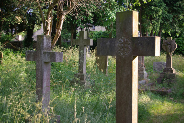 File:Lode churchyard - geograph.org.uk - 846286.jpg