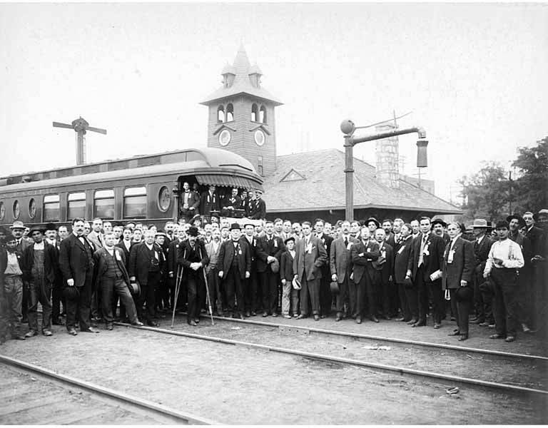 File:Men gathered at North Yakima train station during presentation of gift to Secretary Yandell, September 1908 (WASTATE 1477).jpeg