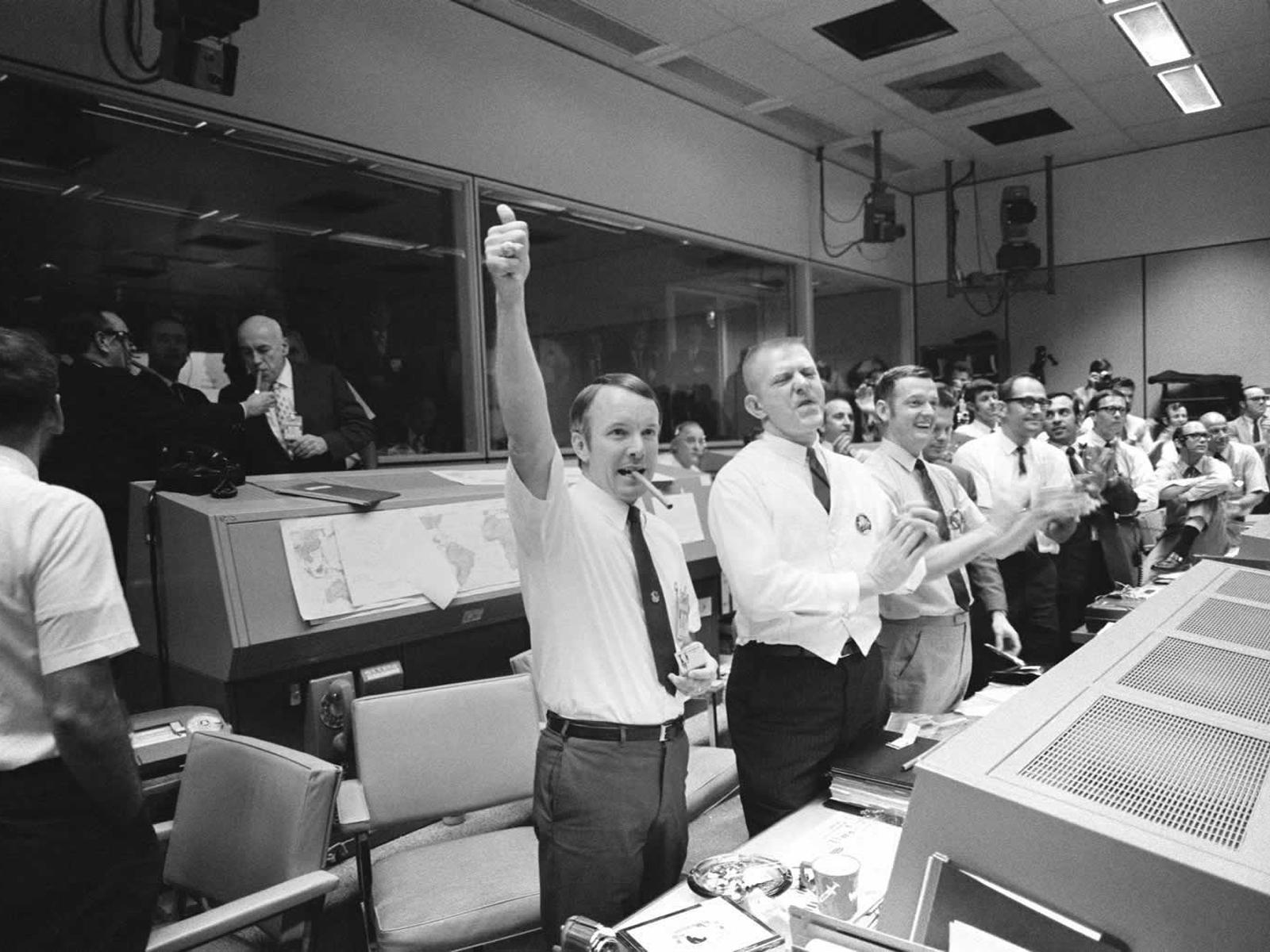 [Image: Mission_Control_celebrates_successful_sp...llo_13.jpg]