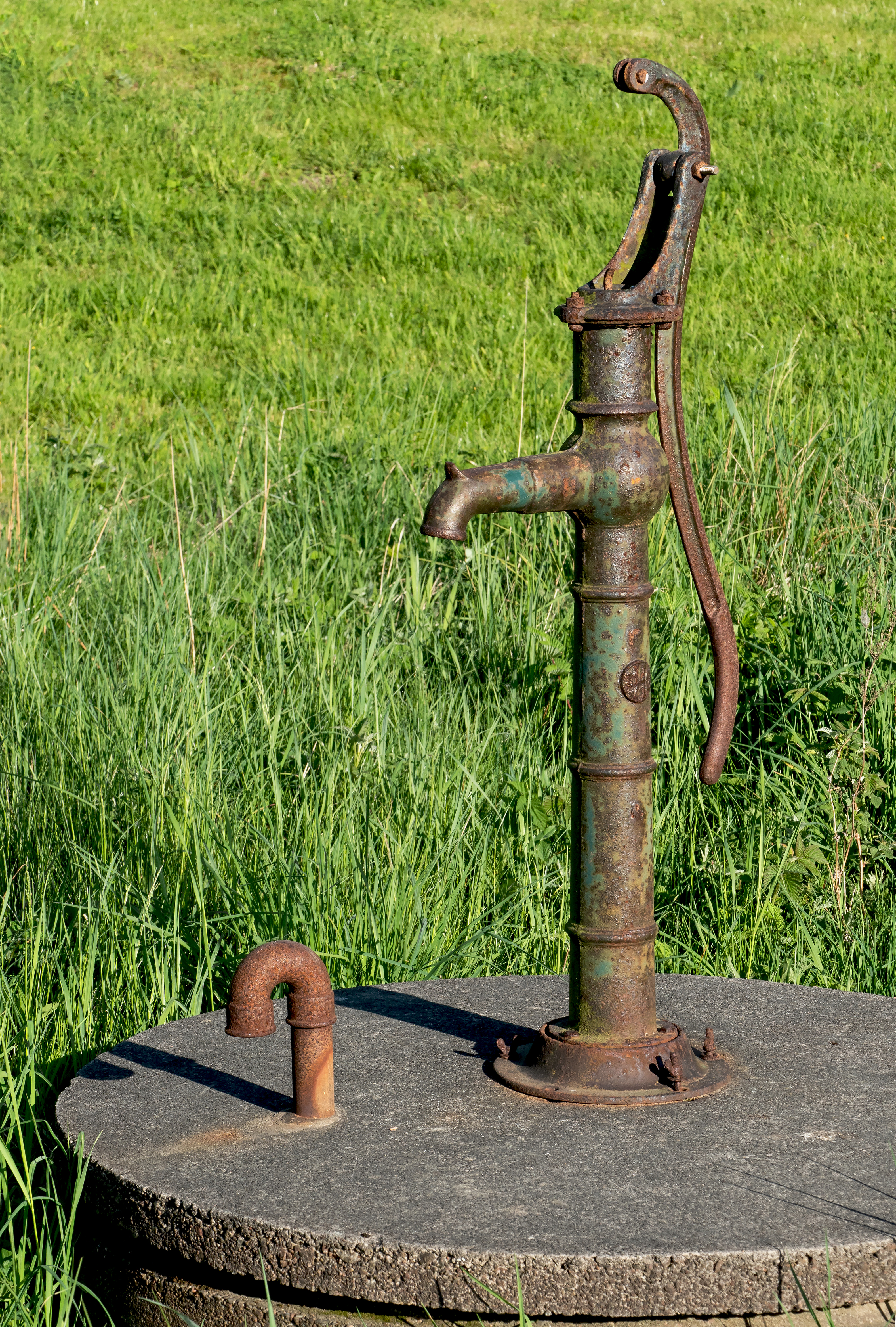 File:Old hand-cranked water pump in Govik.jpg - Wikimedia Commons