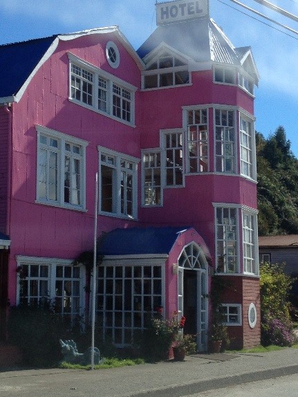 File:Pink Hotel Chiloe.jpg