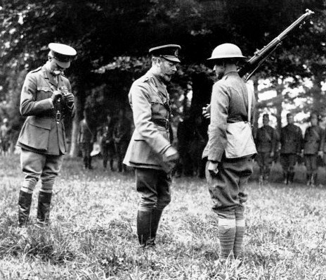 File:Pvt Harry Shelly receives British Distinguished Conduct Medal from King George V.jpg