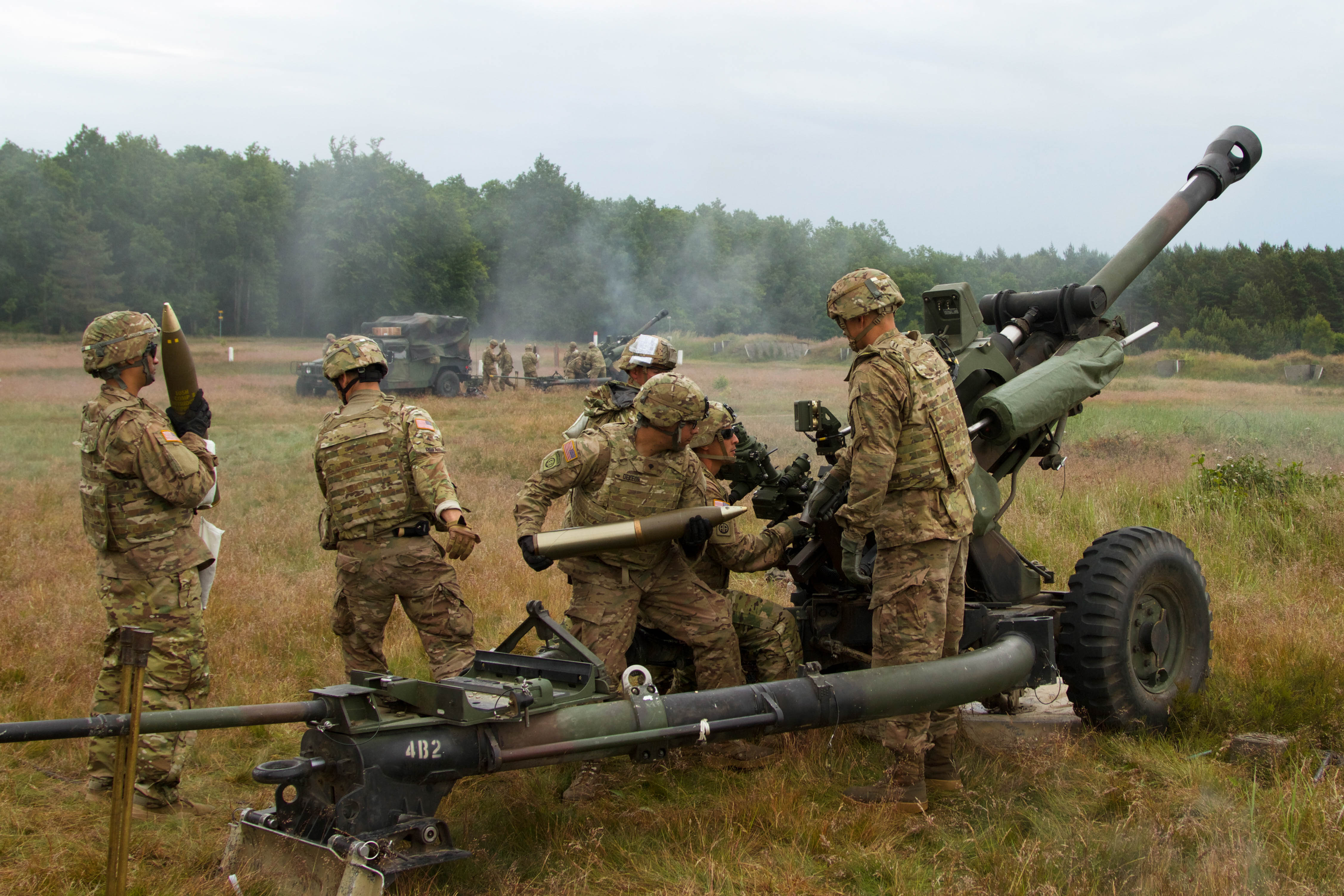 Артиллерия войска. М119 гаубица. М119 артиллерия. 105 Мм гаубицы НАТО. M119 пушка.