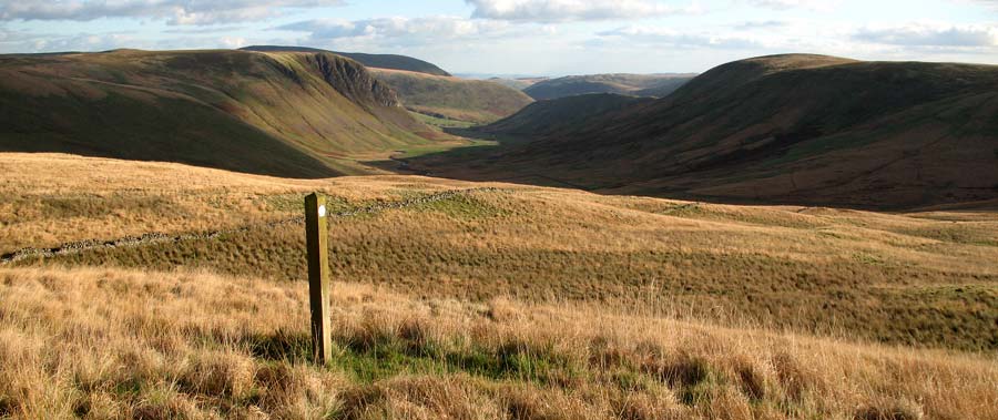 Стоит холм из кулей. Шотландия Southern Uplands. Uplands. Lowther Hills from Cairnkinna. Скаур.