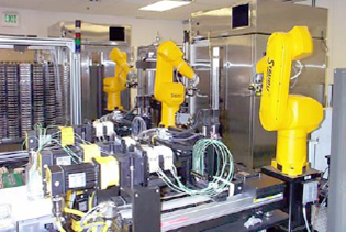 用于高通量筛选化合物库以发现新化合物的机器人。