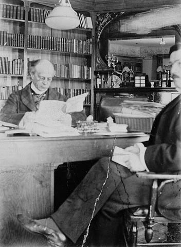 File:Sir Wilfrid Laurier et son secrétaire M.jpg