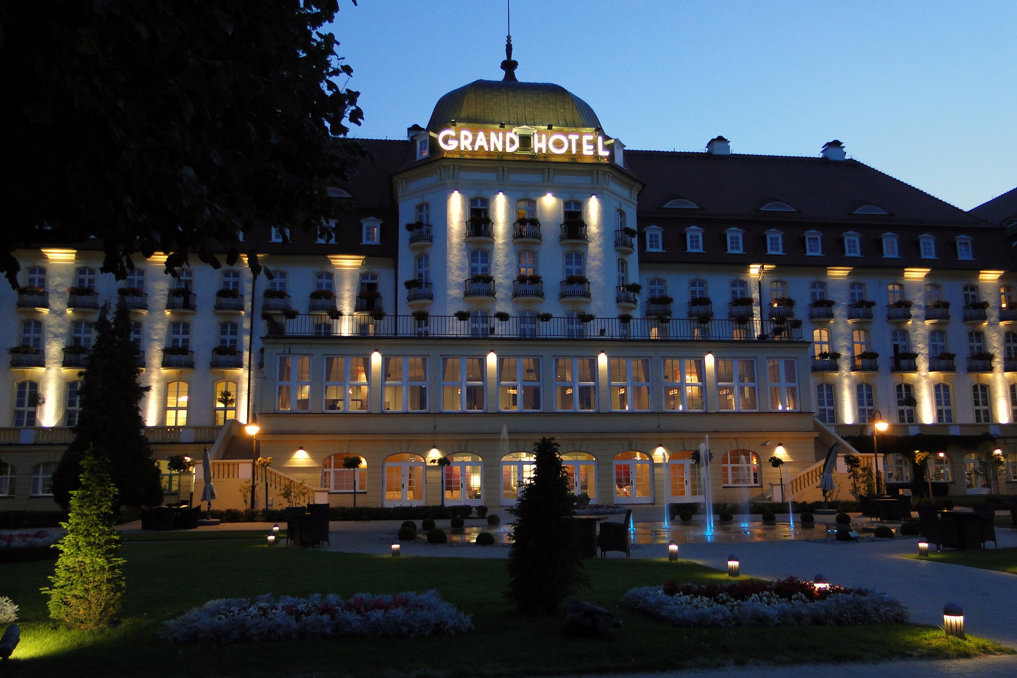 file-sopot-grand-hotel-jpg-wikimedia-commons