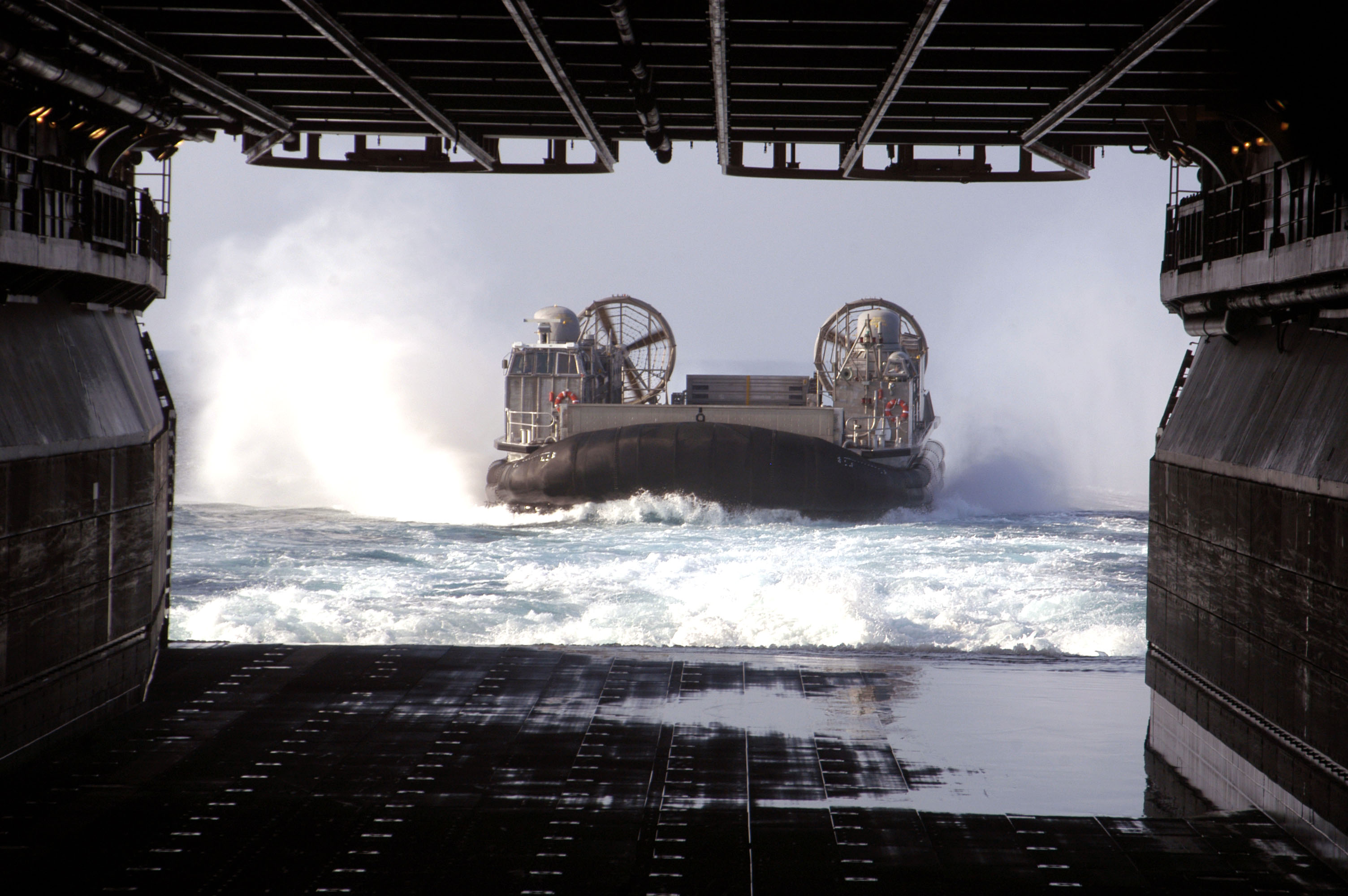 https://upload.wikimedia.org/wikipedia/commons/a/a8/US_Navy_050831-N-1467R-062_A_Landing_Craft_Air_Cushion_%28LCAC%29_assigned_to_Naval_Surface_Warfare_Center%2C_Panama_City%2C_Fla.%2C_approaches_the_stern_gate_of_the_amphibious_assault_ship_USS_Bataan_%28LHD_5%29.jpg