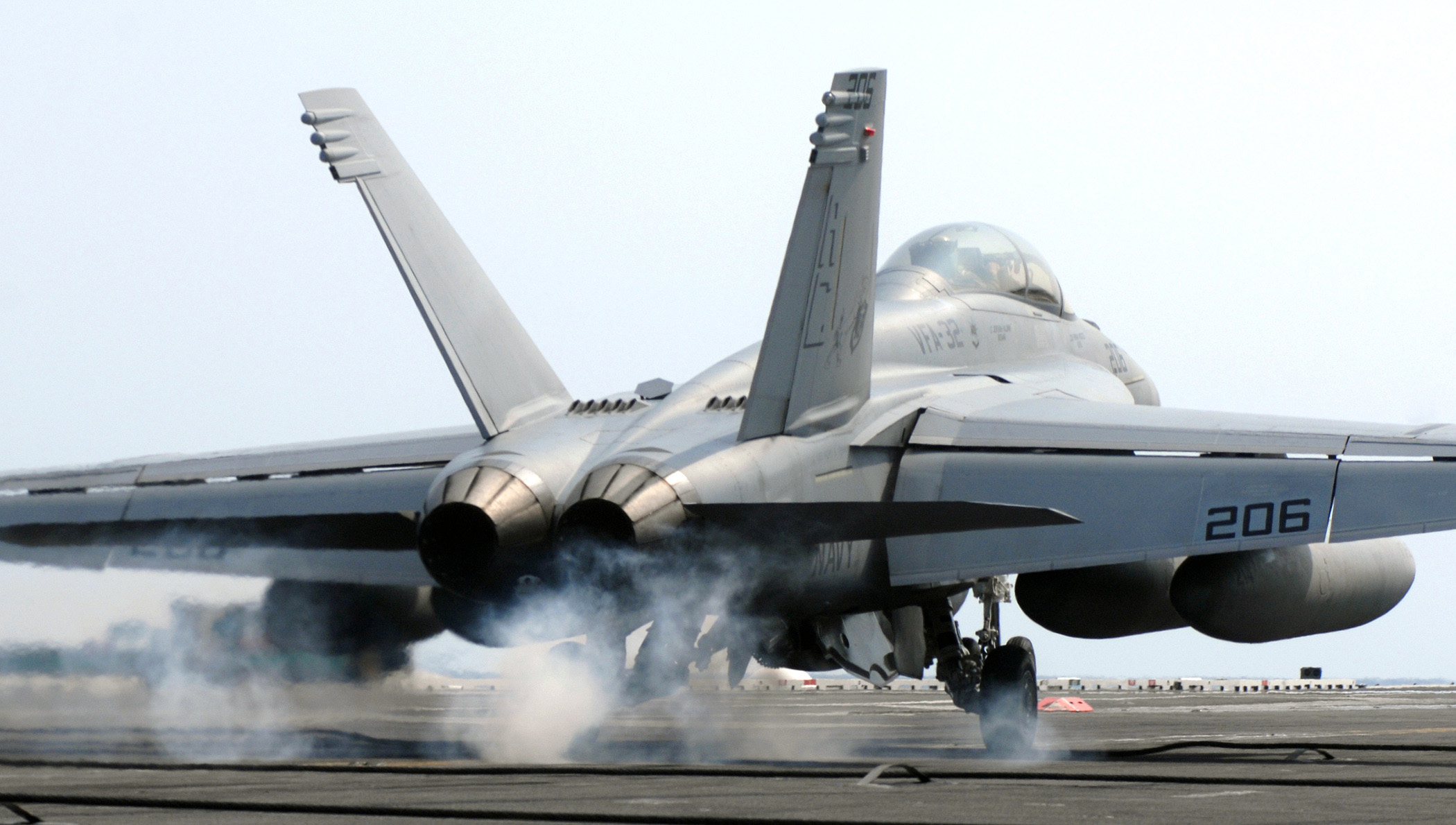 File:US Navy 070322-N-5345W-003 An F-A-18F Super Hornet, assigned to the  Swordsmen of Strike Fighter Squadron (VFA) 32.jpg - Wikimedia Commons