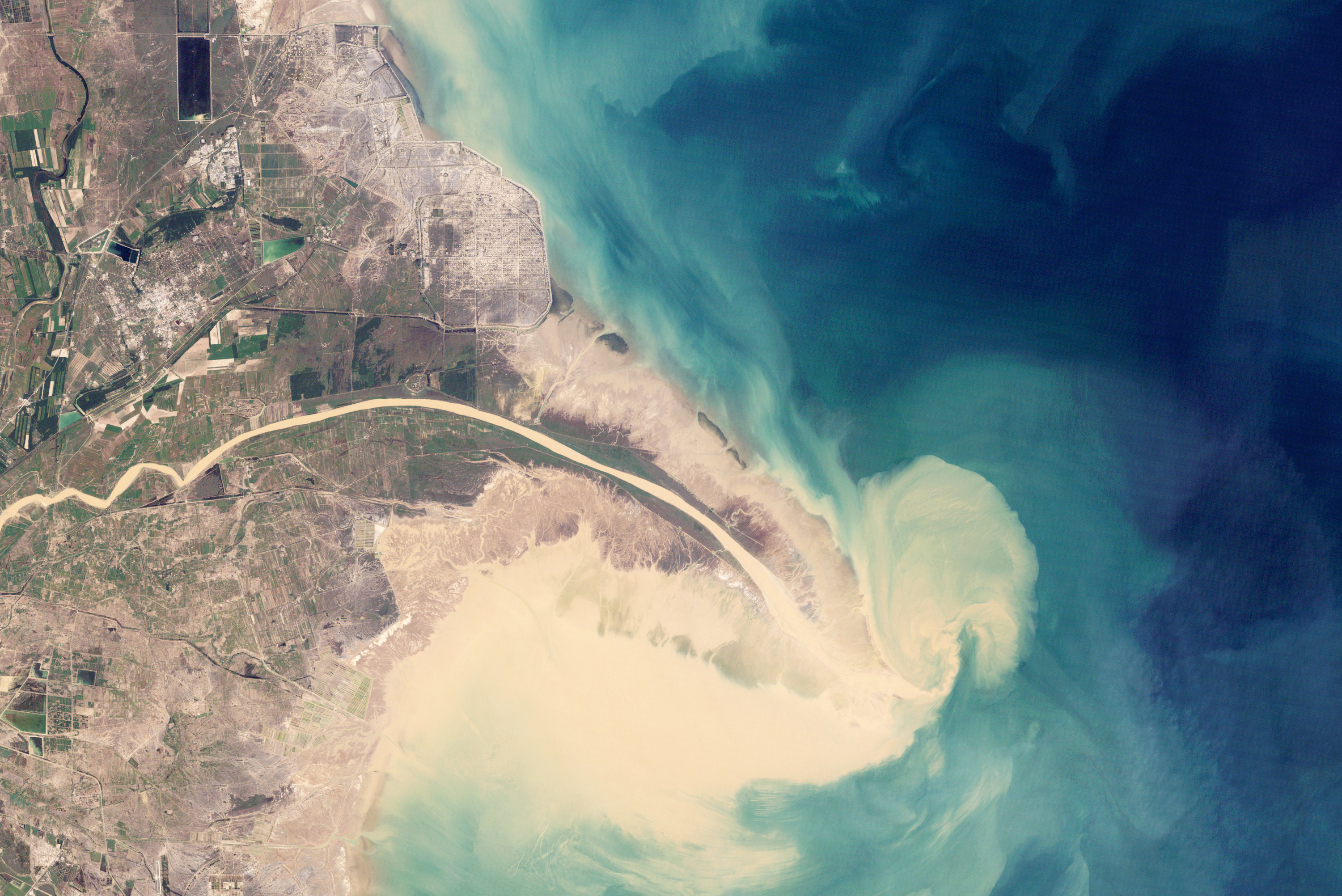 Бассейн океана хуанхэ. Дельта реки Хуанхэ. Устье реки Хуанхэ. Дельта Янцзы из космоса. Хуанхэ из космоса.