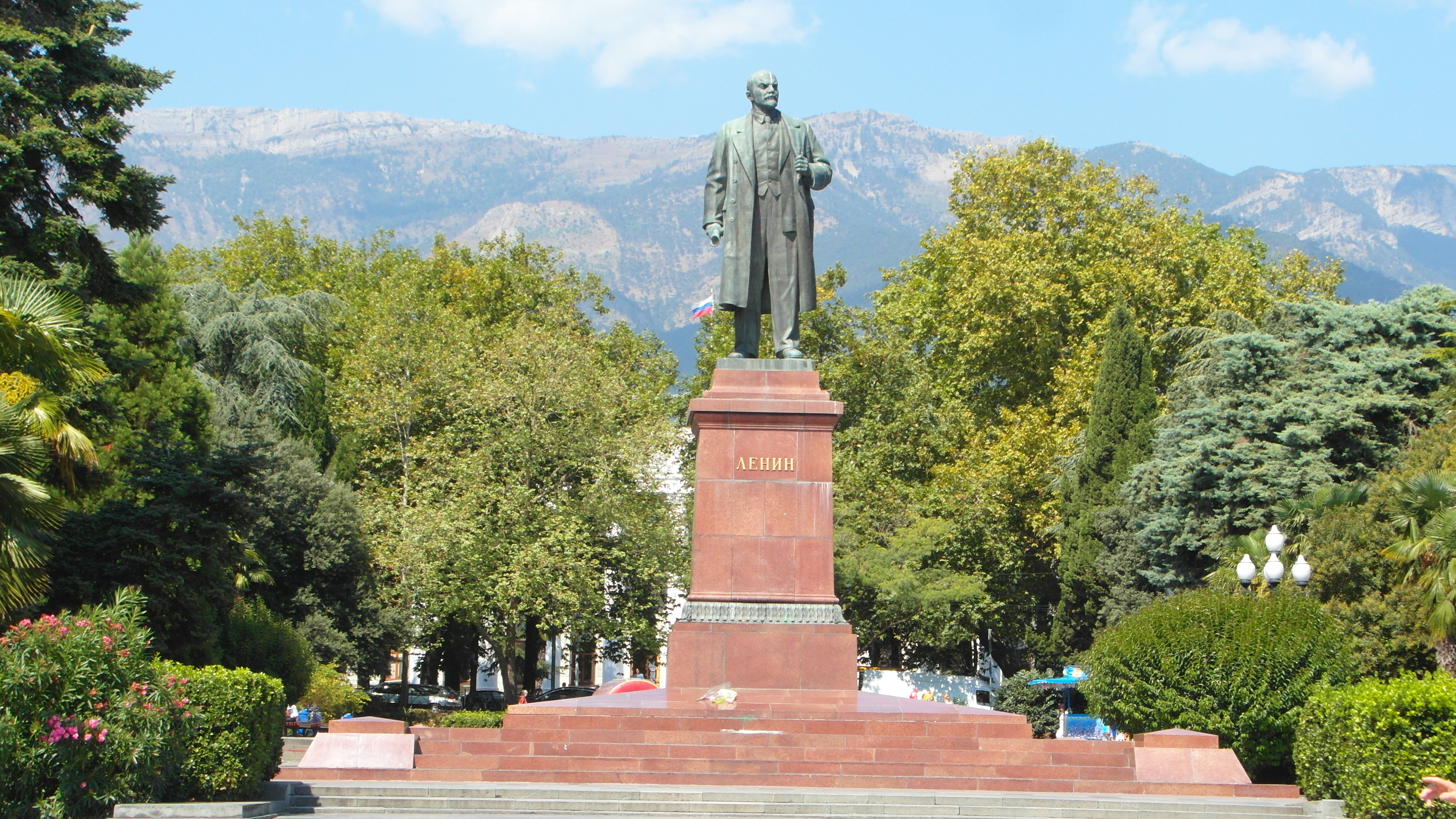 Ялта 2014 год. Ялта памятник Ленину. Памятник Ленину в Мисхоре. Ялта 1980 годов памятник Ленину. Памятник Ленину в Оше.