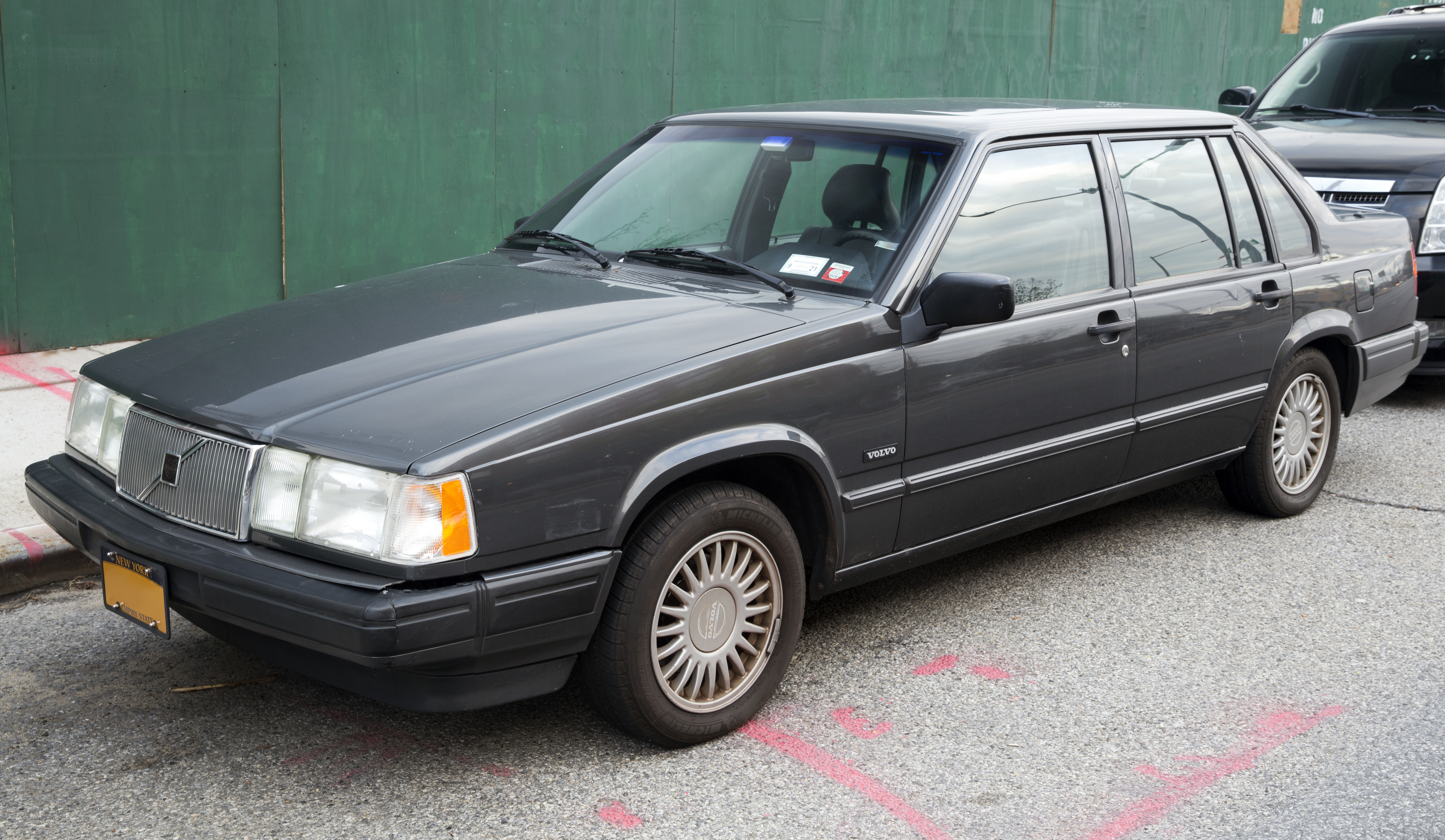 File:1992 Volvo 940 GL sedan in gray, front left.jpg - Wikimedia