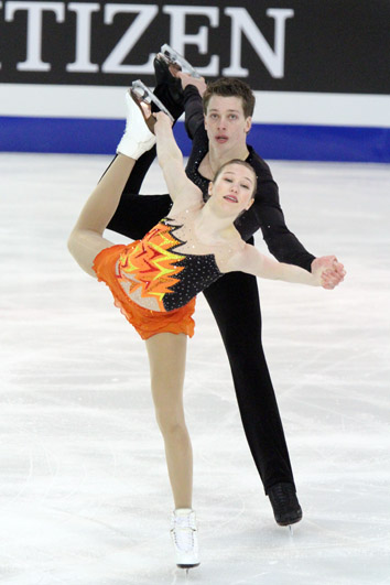 File:2010 Junior Worlds Pairs - Kaleigh HOLE - Adam JOHNSON - 7257A.jpg