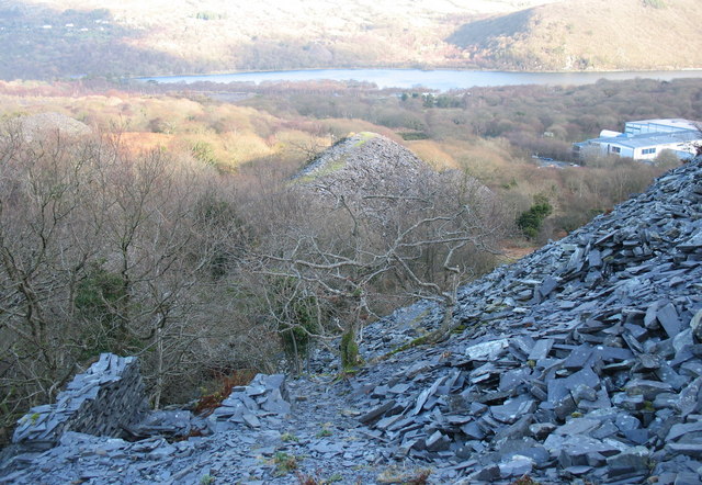 File:A rubbish run at Ffridd Glyn Quarry from the Caermeinciau quarrymen's path - geograph.org.uk - 314903.jpg