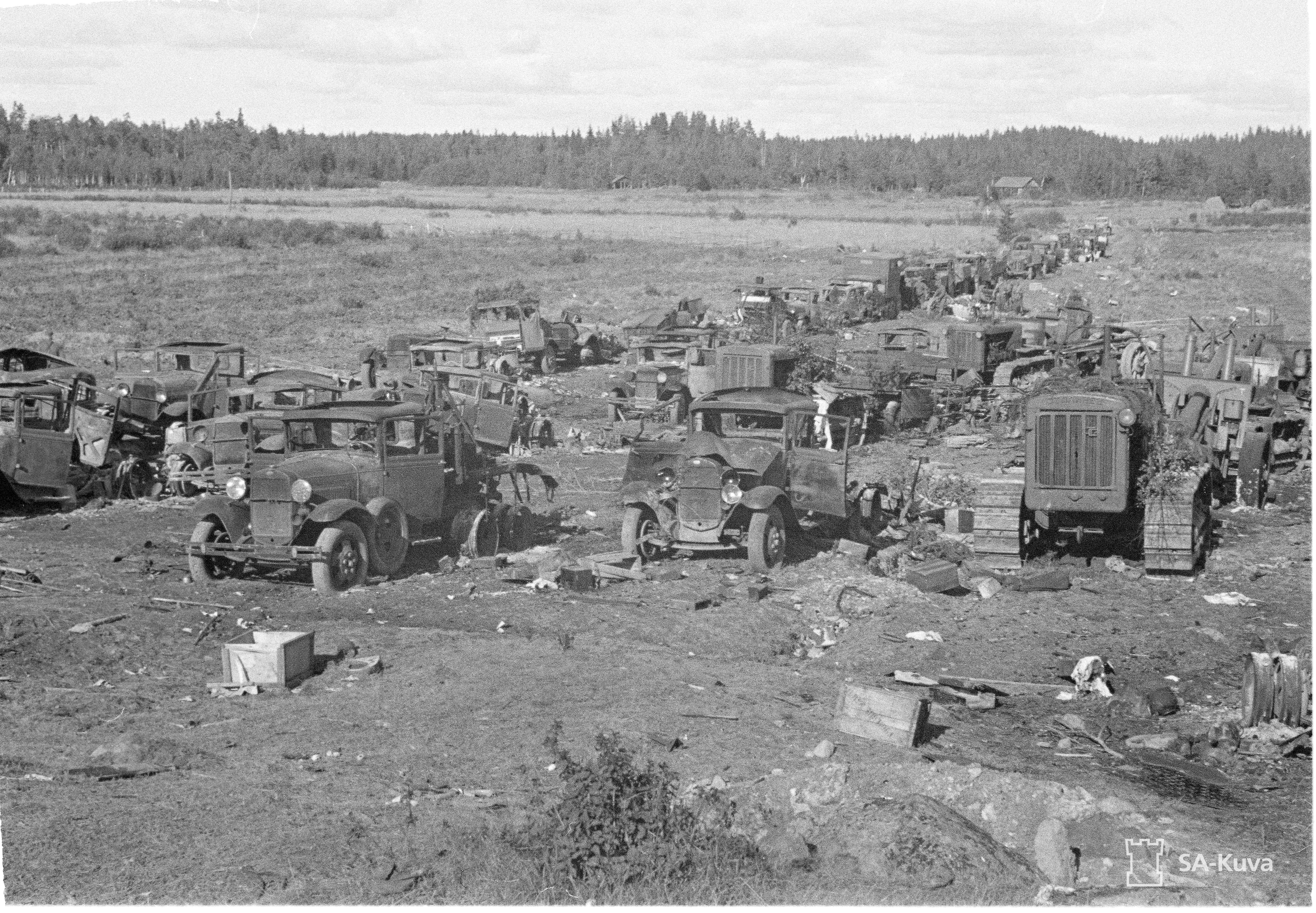 Окружение войсками. Котлы советских войск в 1941. Киевский котел 1941. Разбитая техника РККА 1941. Разгромленная колонна РККА июнь 1941.