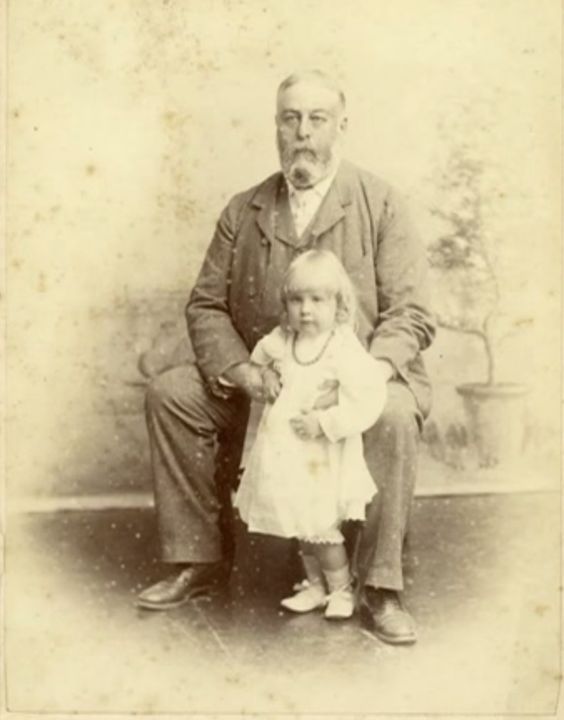 Agatha Christie met haar vader omstreeks 1892