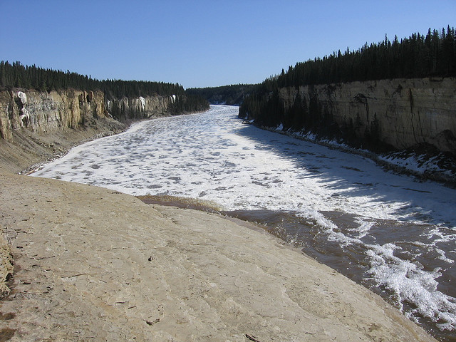 File:Alexandra Falls, NWT -b.jpg