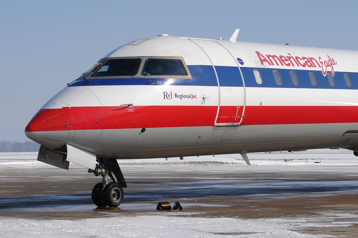 American Eagle CRJ-700 (2286799596).jpg