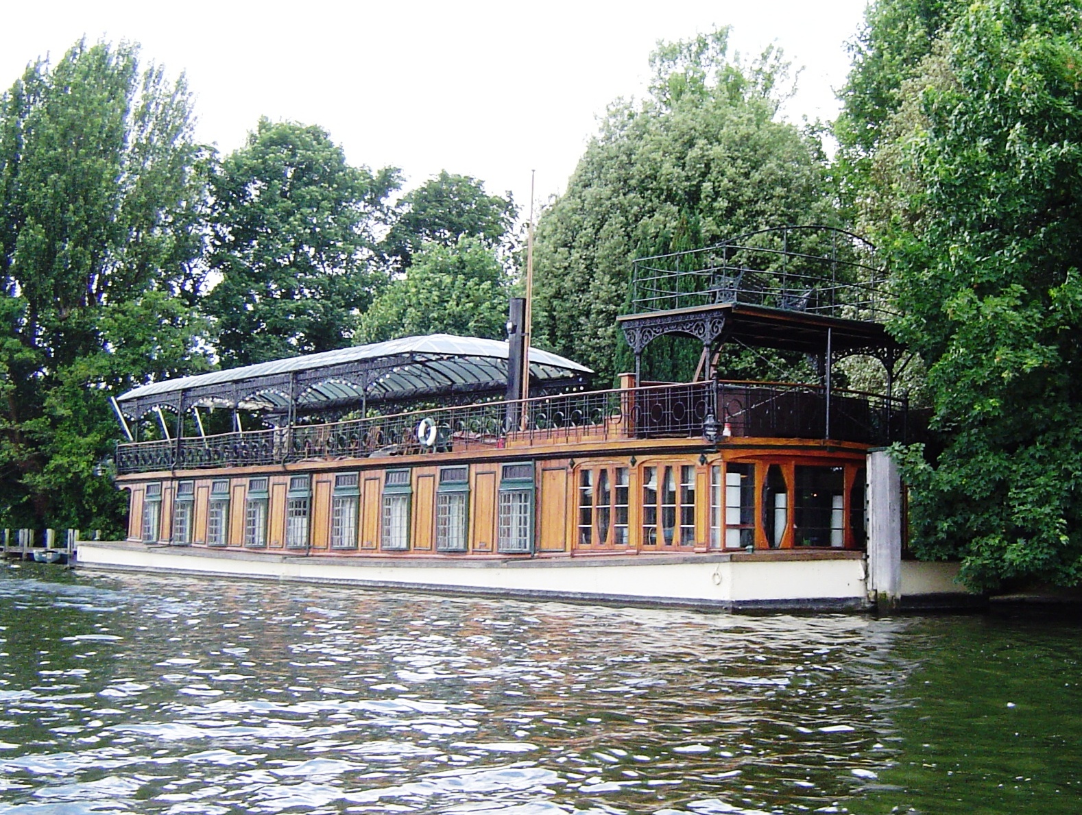 File:Astoria (Péniche).jpg - Wikimedia Commons