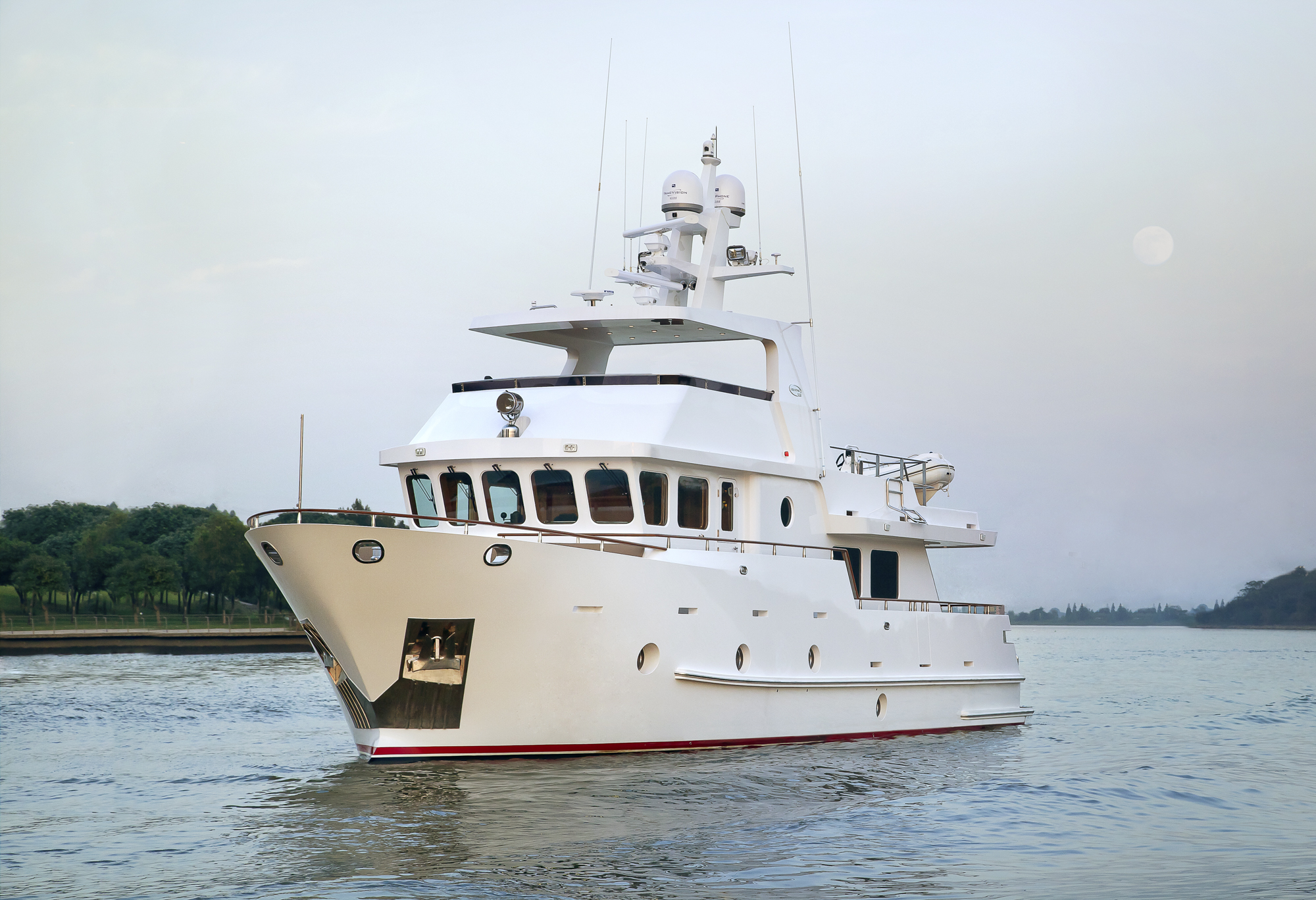 File:Bering 65 - steel expedition yacht -.jpg - Wikipedia