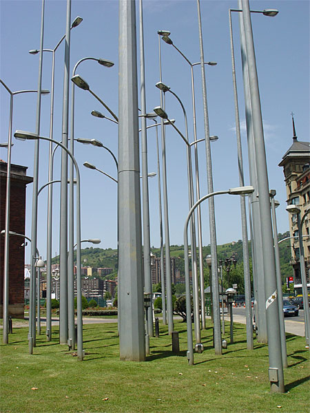 File:Bosque de Farolas Bilbao.jpg