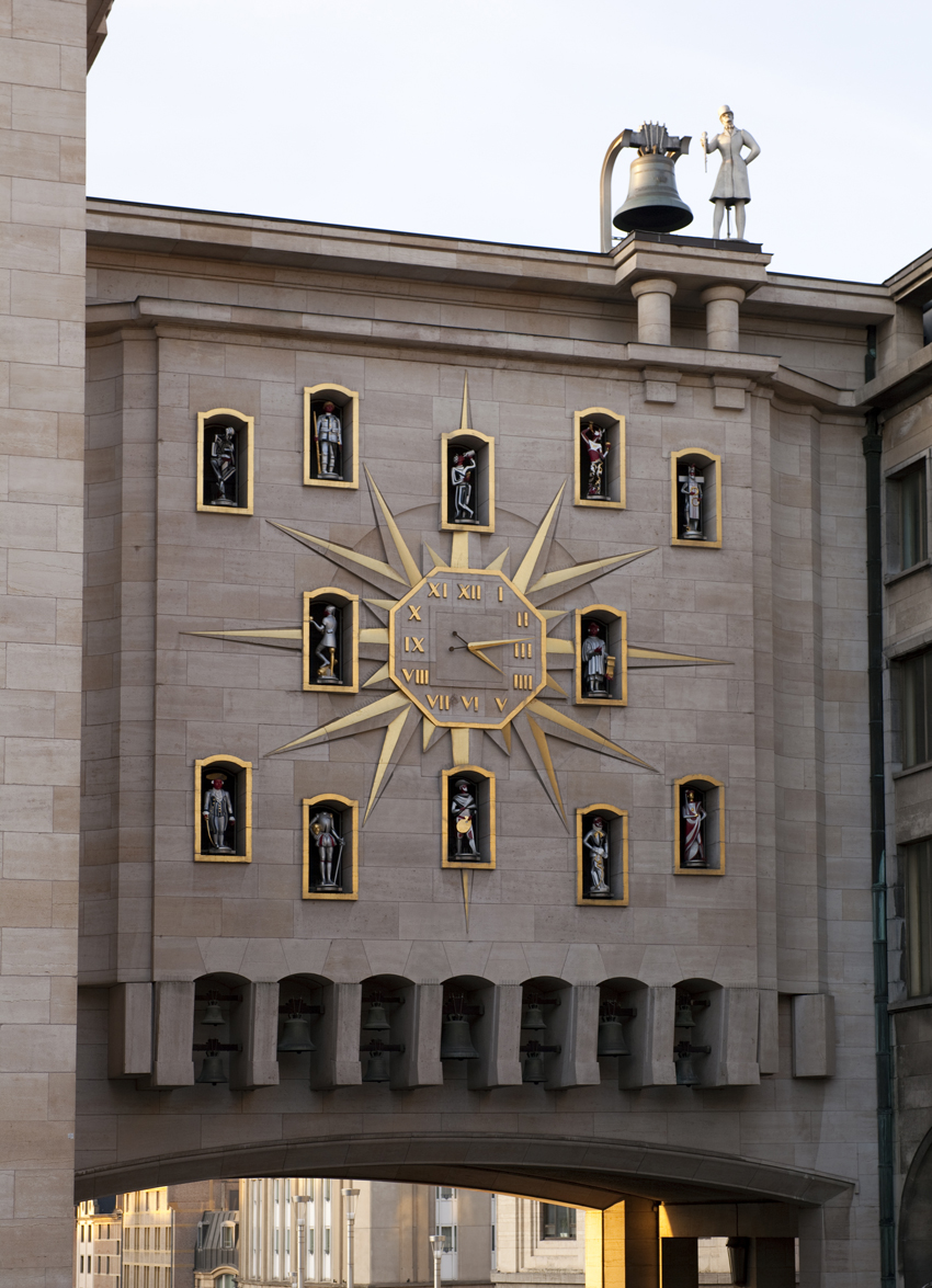 Wie spät ist es? Die Uhr am Brüsseler Palais de Congrès zeigt die Geschichte der letzten 2000 Jahre. Die Figur auf der Elf ist der Soldat aus dem Ersten Weltkrieg.