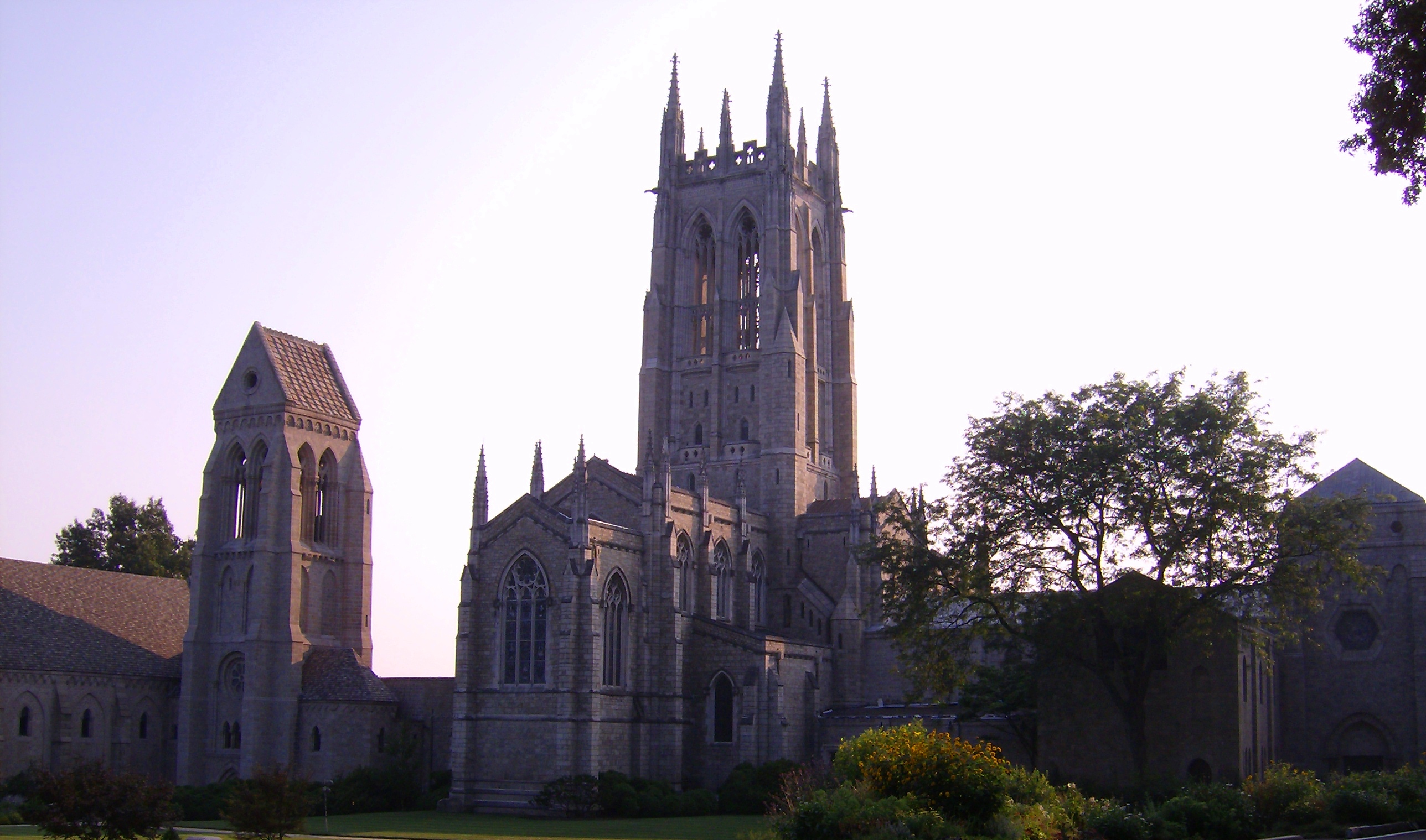 https://upload.wikimedia.org/wikipedia/commons/a/a9/Bryn_Athyn_Cathedral.jpg