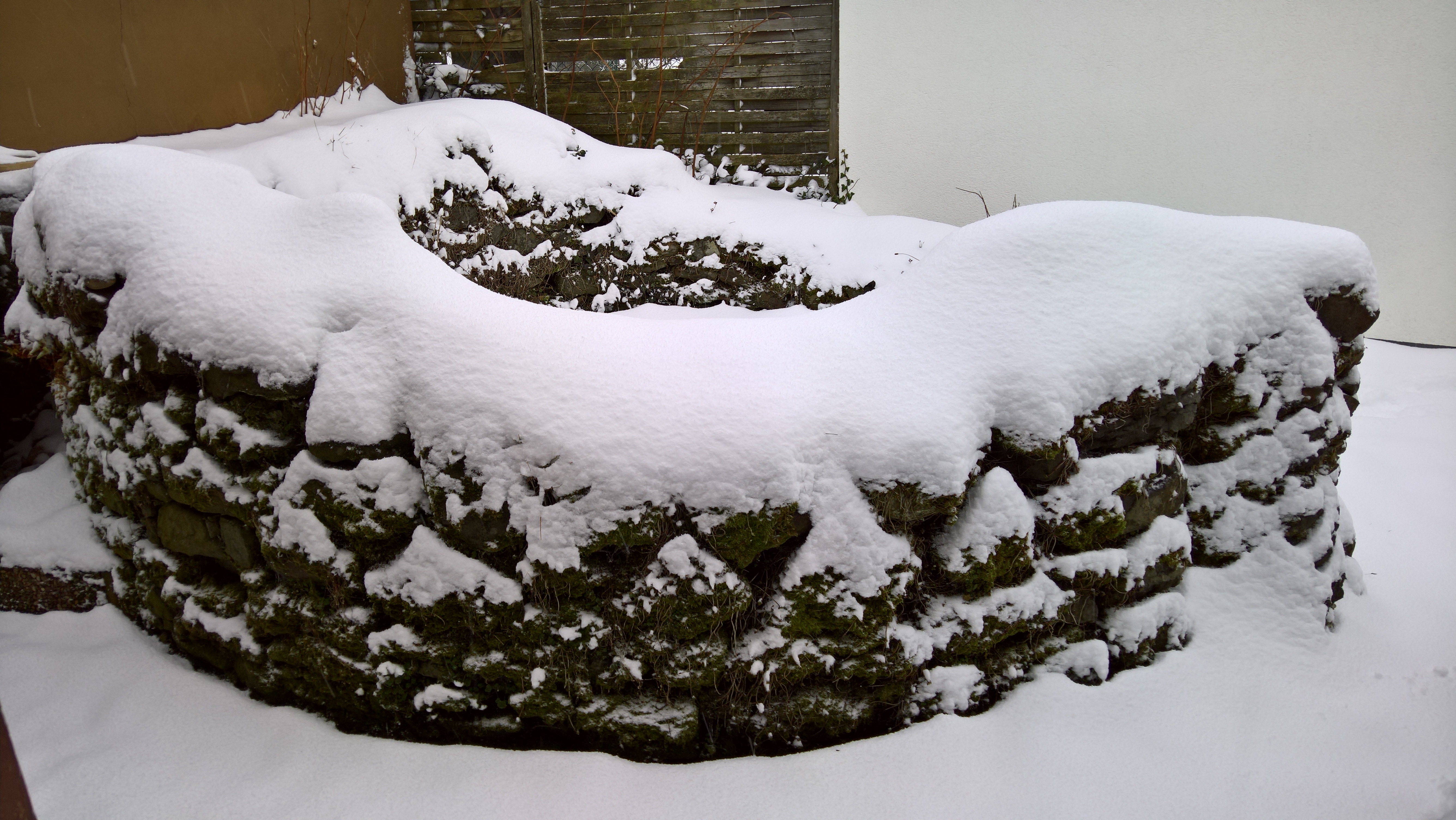 Der Turmstumpf unter Schnee des Burgstalles Spyelberg; Blick nach Osten